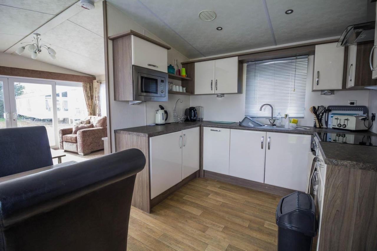 Modern 6 Berth Caravan At Highfield Grange In Essex Ref 26609P 클랙톤온씨 외부 사진